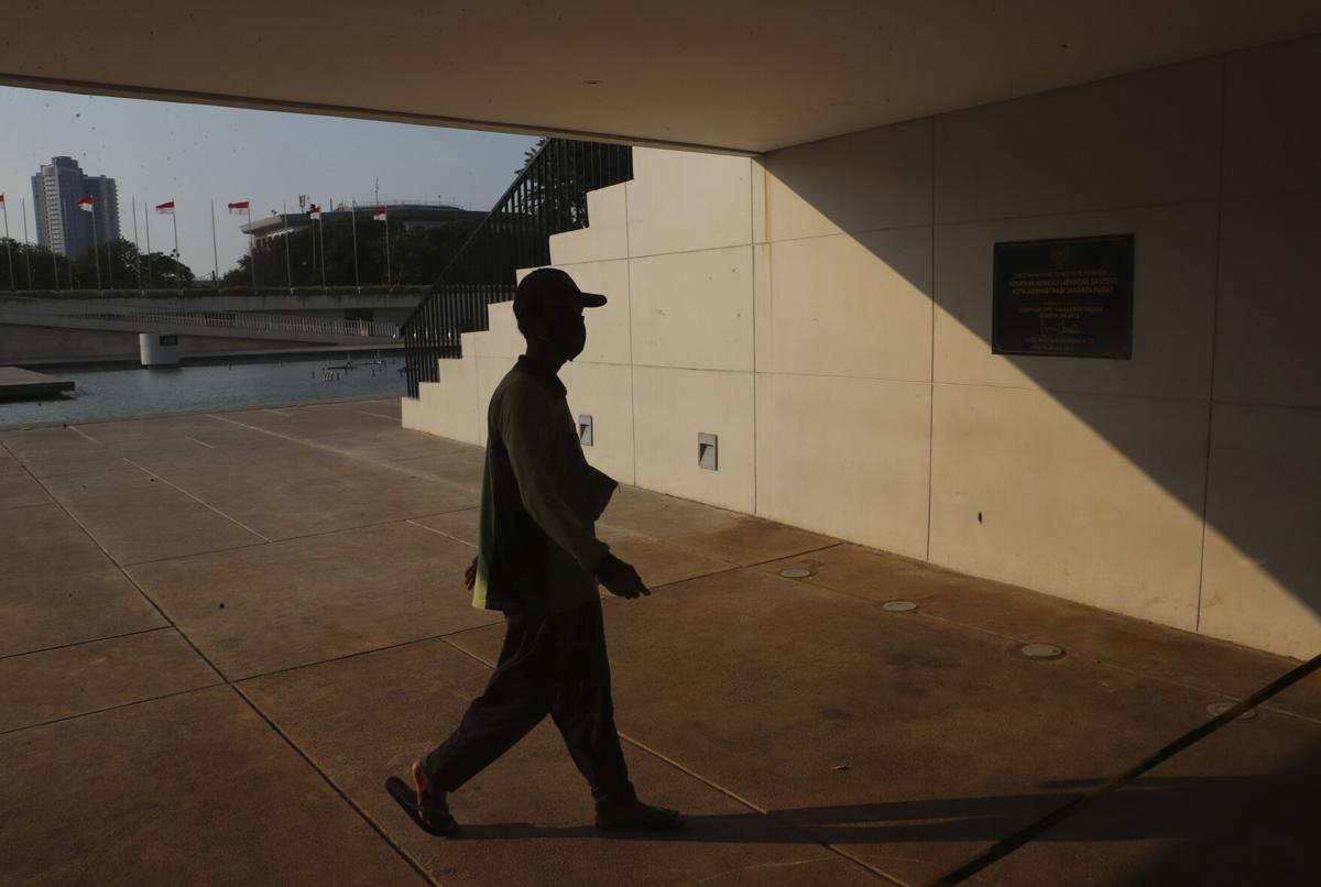 The Latest: Illinois university quarantines all student body